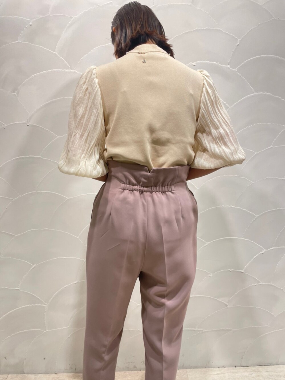 ピンク系のその他パンツ、ホワイト系のサンダル、ベージュ系のニット/セーターを着用したレディースの春コーディネートの5枚目の写真