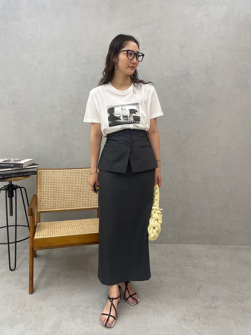 ベージュ系のハンドバッグ、ブラック系のサンダル、ホワイト系のTシャツ/カットソーを着用したレディースの春コーディネートの3枚目の写真