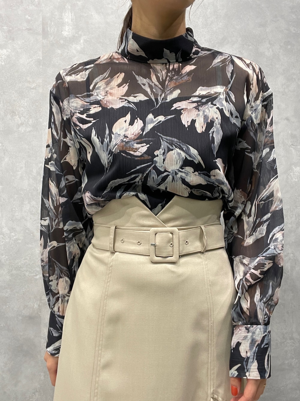 ベージュ系のサンダル、ホワイト系のスカート、ブルー系のシャツ/ブラウスを着用したレディースの冬コーディネートの7枚目の写真