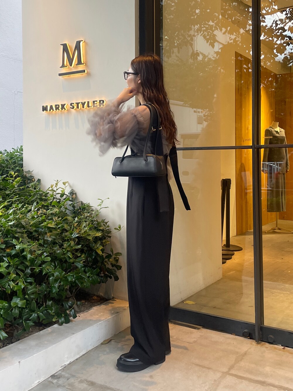 グレー系のシャツ/ブラウス、ブラック系のブーツ、ブラック系のその他パンツを着用したレディースの秋コーディネートの4枚目の写真