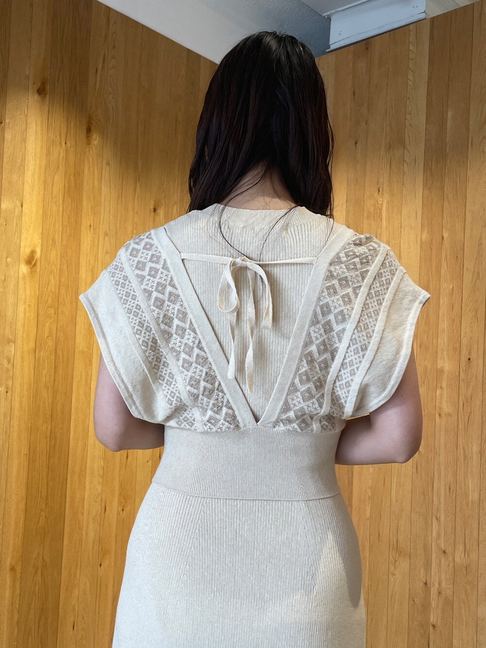 その他のサンダル、ベージュ系のワンピースを着用したレディースの冬コーディネートの9枚目の写真