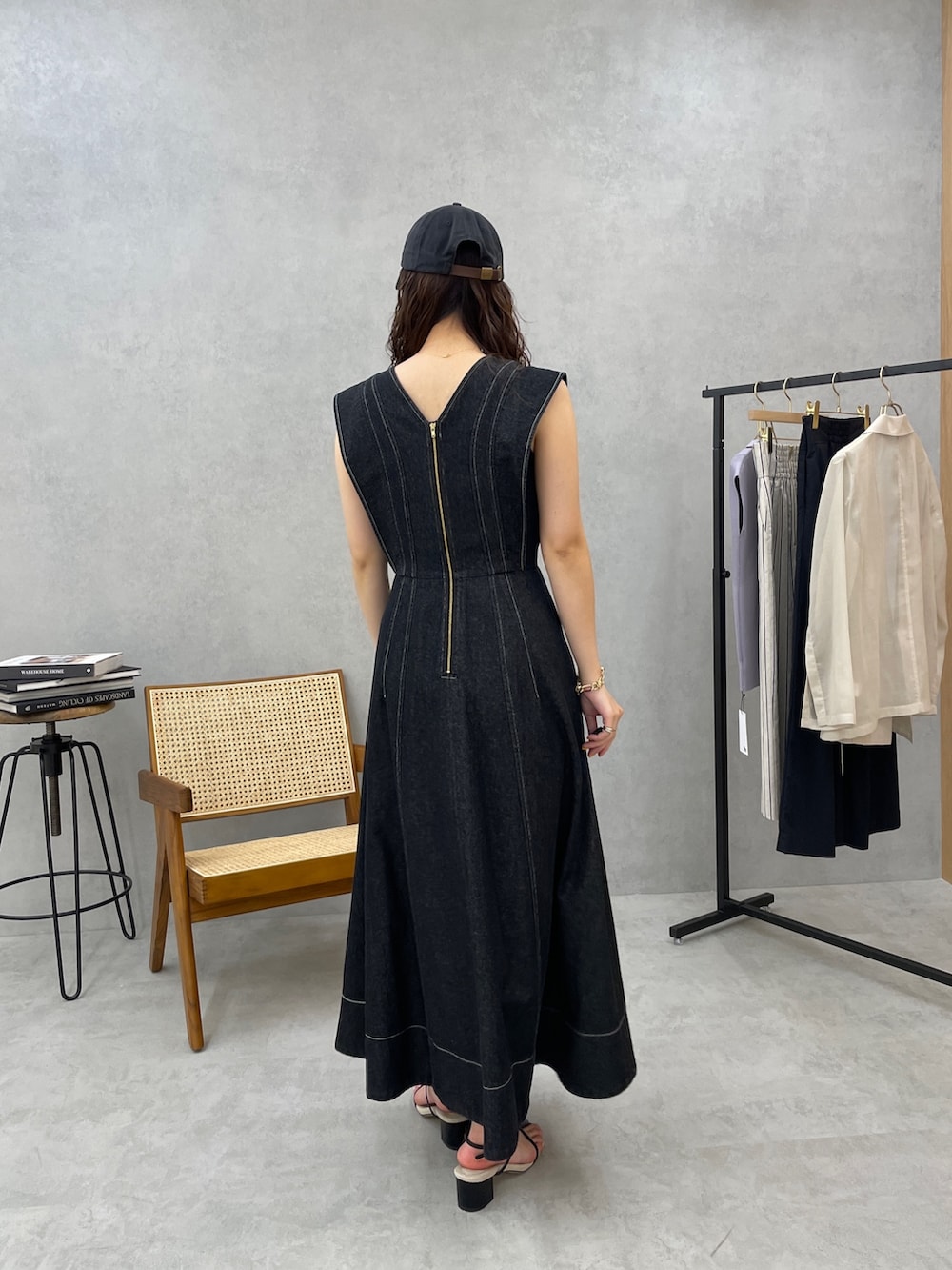 ブラック系のサンダル、ブラック系のワンピースを着用したレディースの春コーディネートの7枚目の写真