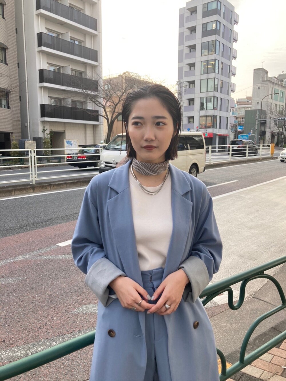 ブルー系のその他アウター、ブルー系のその他パンツ、ブラウン系のパンプスを着用したレディースの冬コーディネートの2枚目の写真