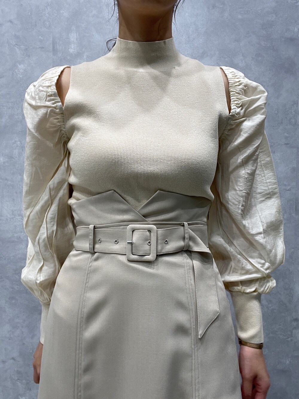 ベージュ系のサンダル、ホワイト系のニット/セーター、ホワイト系のスカートを着用したレディースの冬コーディネートの6枚目の写真