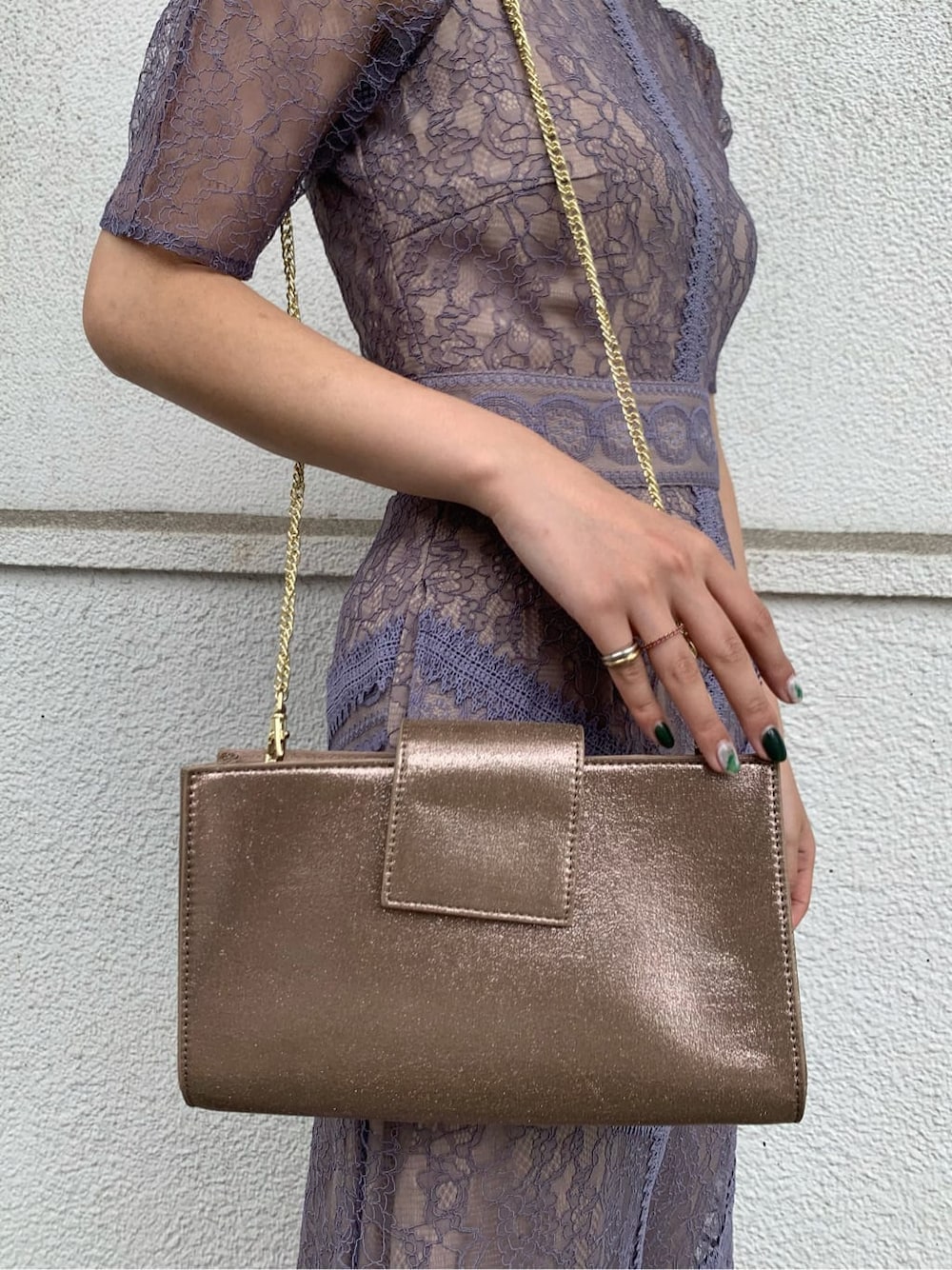 ゴールド系のハンドバッグ、パープル系のドレスを着用したレディースの夏コーディネートの6枚目の写真