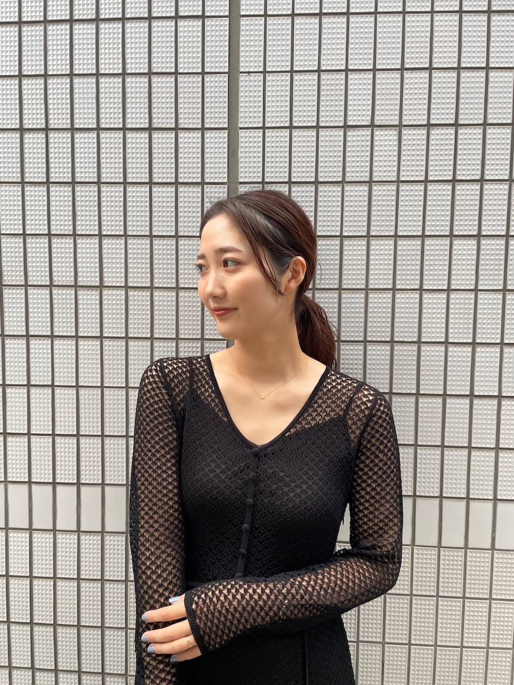 ホワイト系のパンプス、ブラック系のワンピースを着用したレディースの冬コーディネートの8枚目の写真