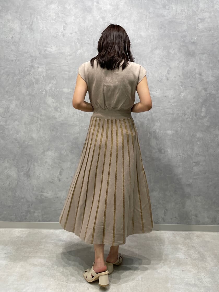 ホワイト系のサンダル、ベージュ系のワンピースを着用したレディースの夏コーディネートの6枚目の写真