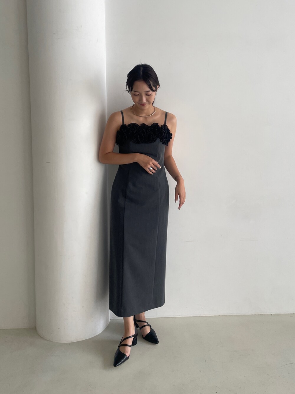 グレー系のドレス、ブラック系のパンプスを着用したレディースの秋コーディネートの3枚目の写真