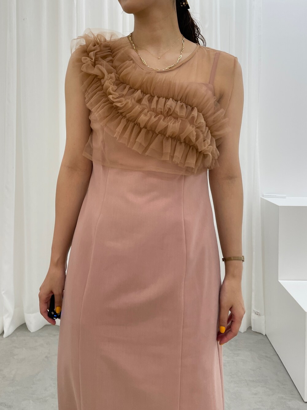 ブラック系のパンプス、ピンク系のドレスを着用したレディースの春コーディネートの7枚目の写真