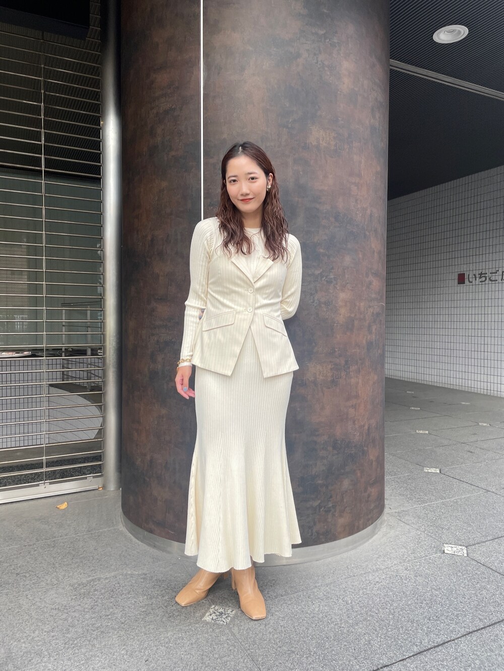 ベージュ系のブーツ、ベージュ系のワンピースを着用したレディースの冬コーディネートの4枚目の写真