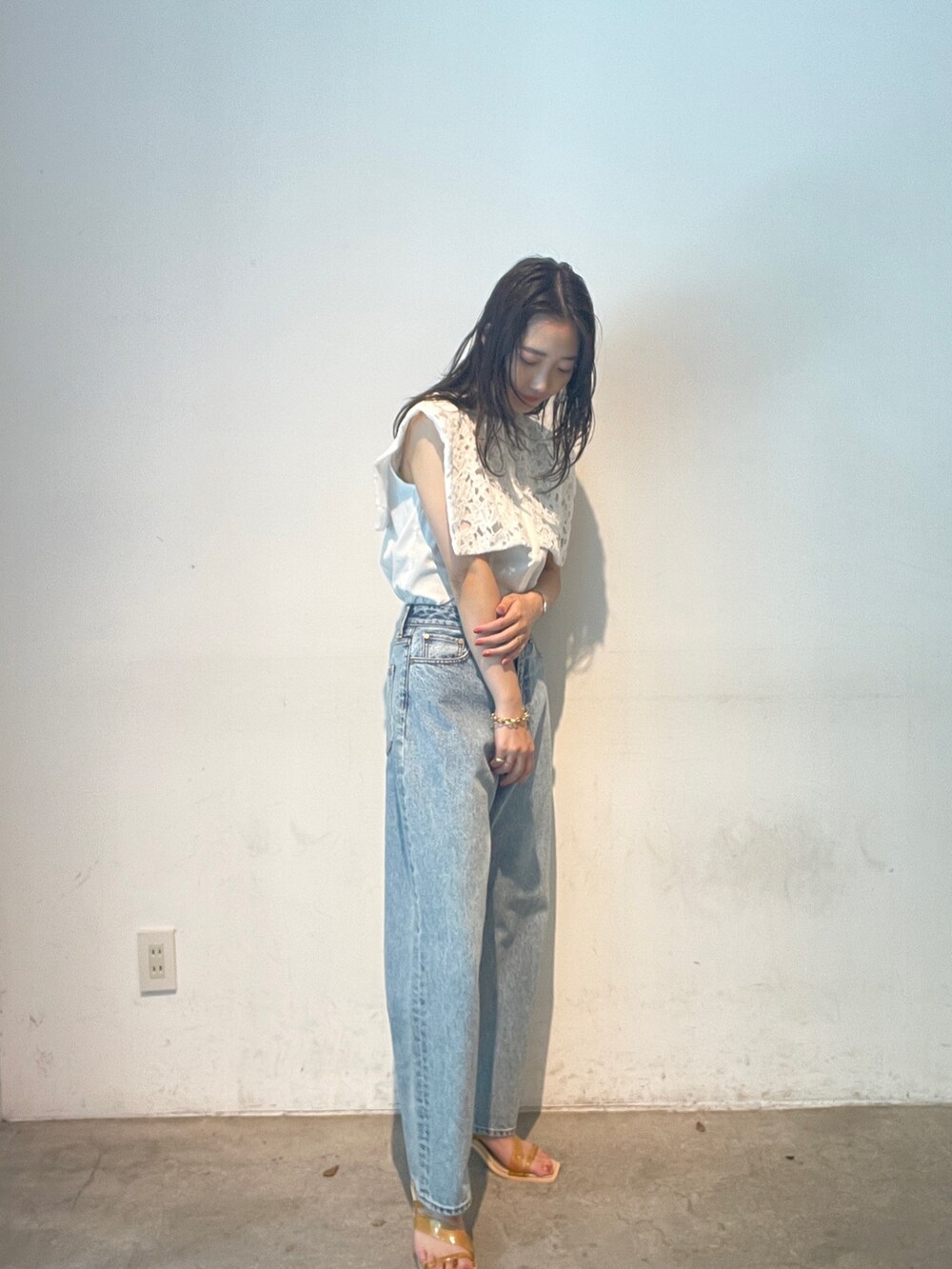 ホワイト系のシャツ/ブラウス、ブルー系のデニムパンツ、イエロー系のサンダルを着用したレディースの夏コーディネートの3枚目の写真