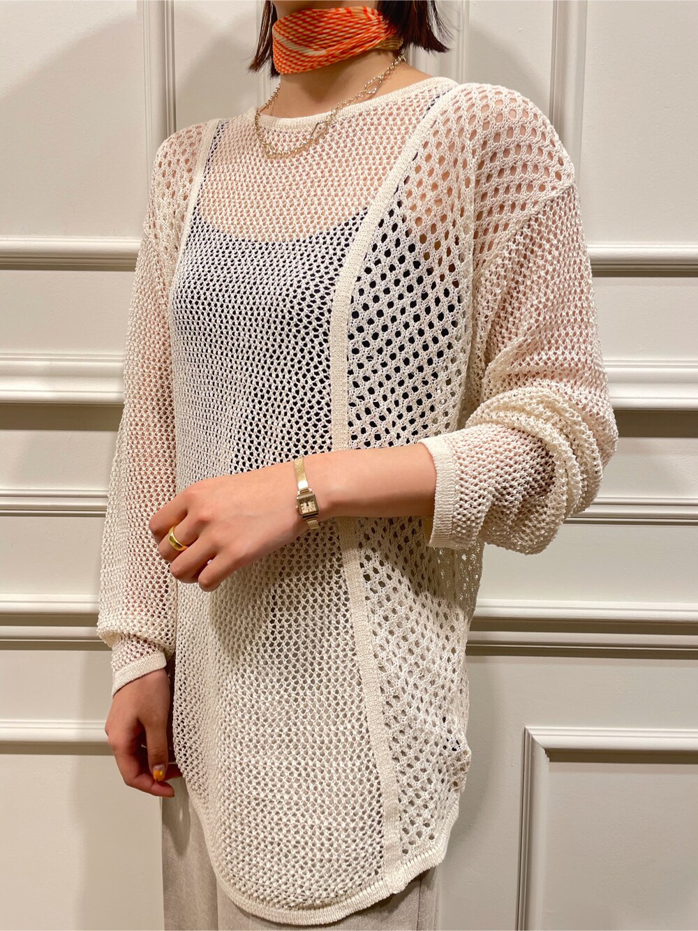 ホワイト系のサンダル、ホワイト系のニット/セーター、グレー系のその他パンツを着用したレディースの春コーディネートの4枚目の写真