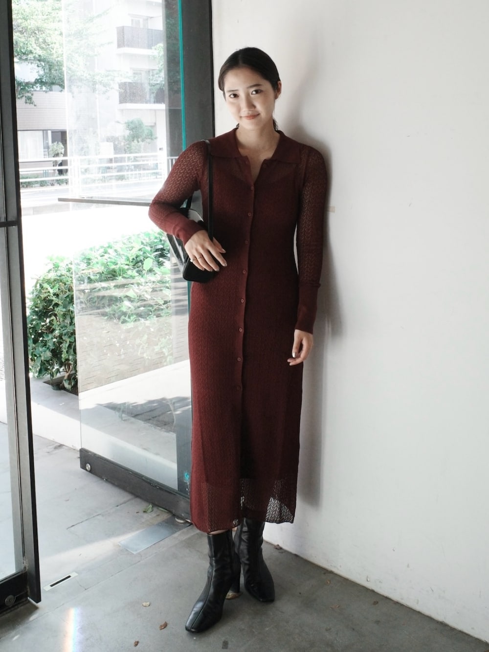 パープル系のワンピース、ブラック系のブーツ、ブラック系のショルダーバッグを着用したレディースの夏コーディネートの3枚目の写真