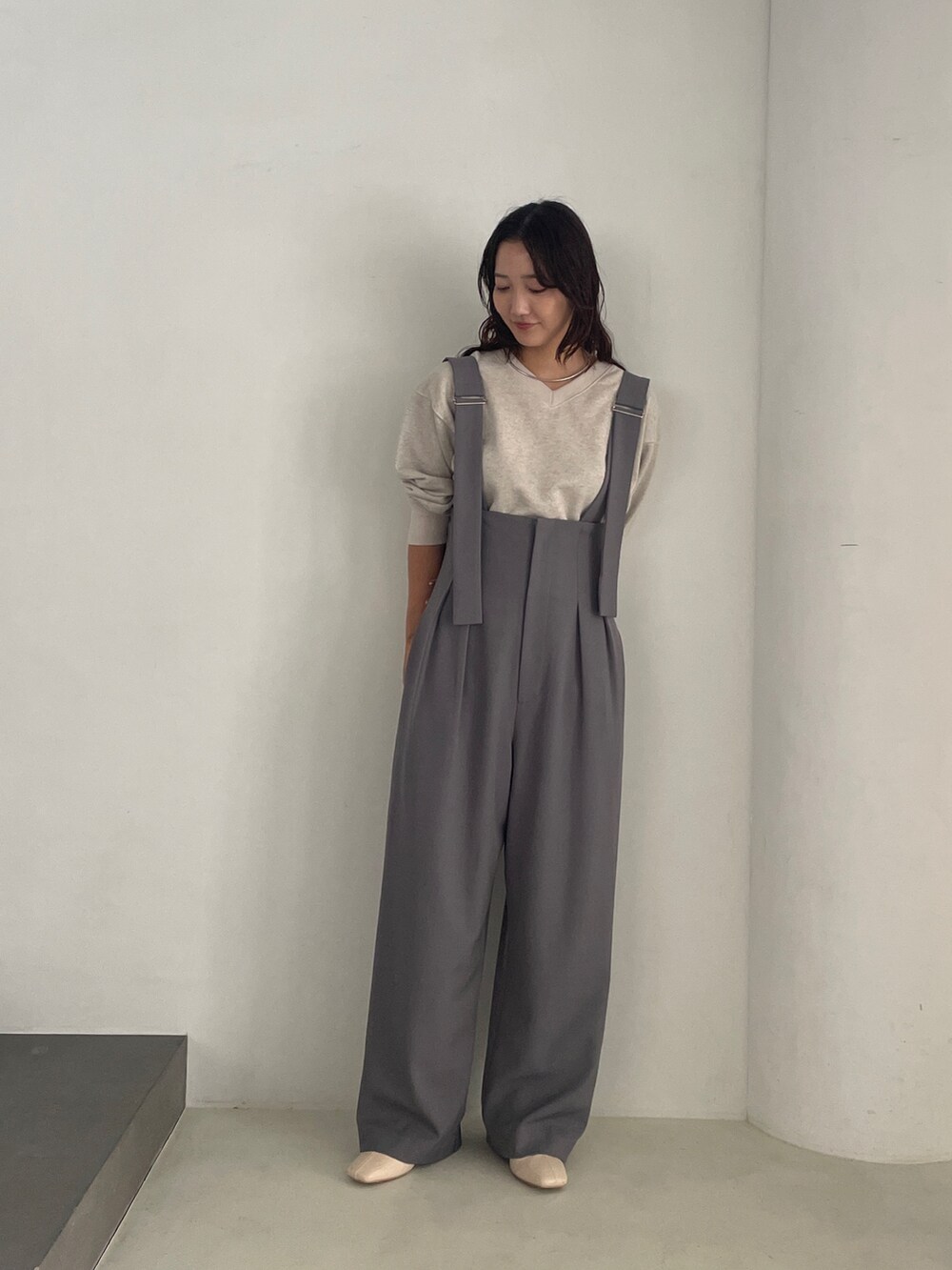 ベージュ系のスウェット、グレー系のその他パンツを着用したレディースの秋コーディネートの7枚目の写真