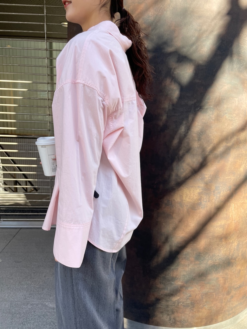 グレー系のその他パンツ、ピンク系のシャツ/ブラウス、ブラック系のパンプスを着用したレディースの冬コーディネートの7枚目の写真