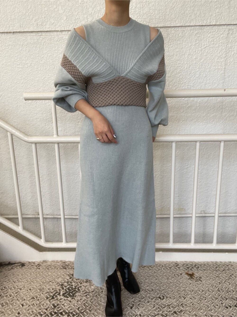 ブラック系のその他シューズ、ブルー系のワンピースを着用したレディースの冬コーディネートの4枚目の写真