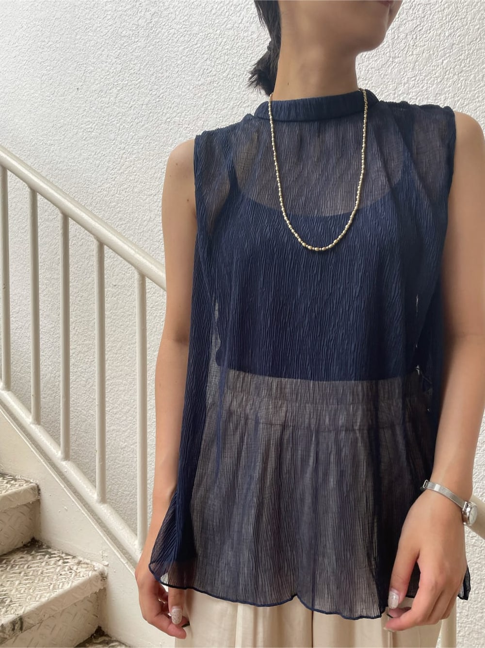 ホワイト系のその他パンツ、ブルー系のシャツ/ブラウス、ゴールド系のネックレスを着用したレディースの夏コーディネートの3枚目の写真