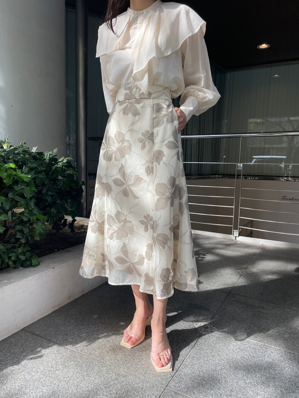 ホワイト系のシャツ/ブラウス、その他のサンダル、ベージュ系のスカートを着用したレディースの冬コーディネートの6枚目の写真