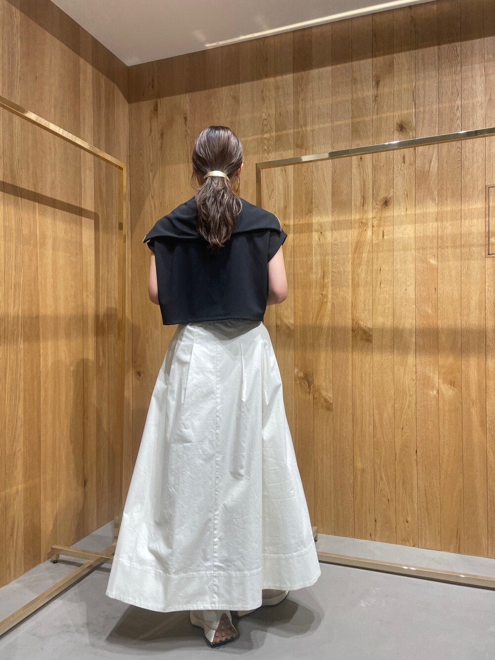 ブラック系のTシャツ/カットソー、ホワイト系のスカートを着用したレディースの夏コーディネートの5枚目の写真