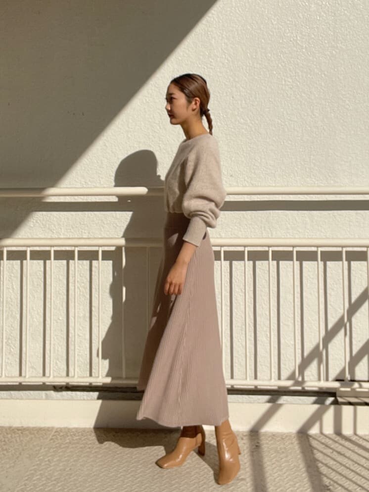 ベージュ系のその他シューズ、ホワイト系のワンピースを着用したレディースの冬コーディネートの2枚目の写真