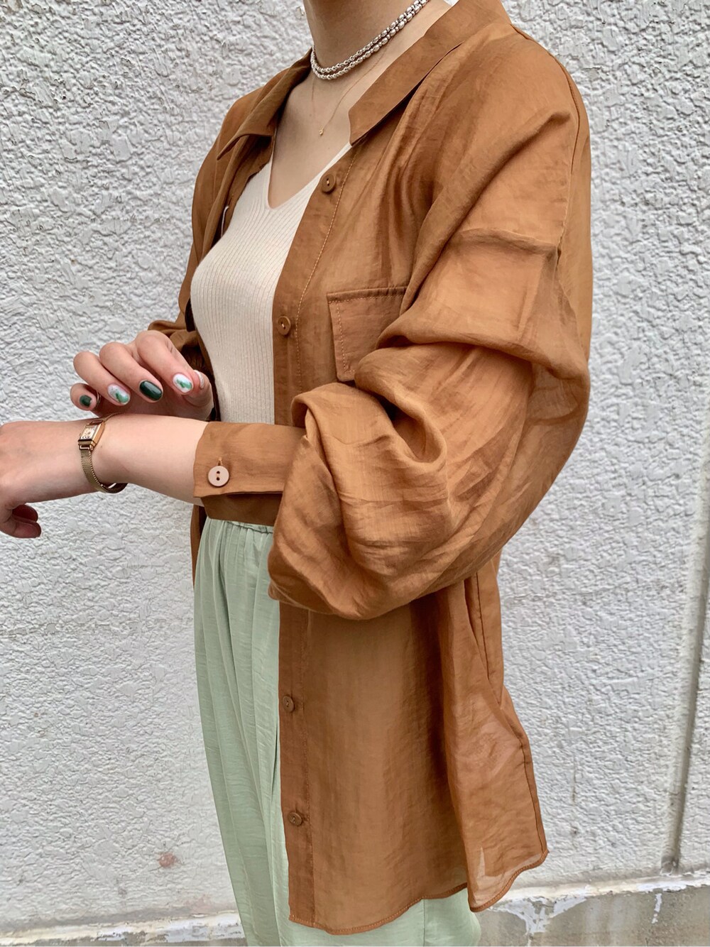 ブラウン系のシャツ/ブラウス、グリーン系のその他パンツ、その他のその他シューズを着用したレディースの夏コーディネートの4枚目の写真