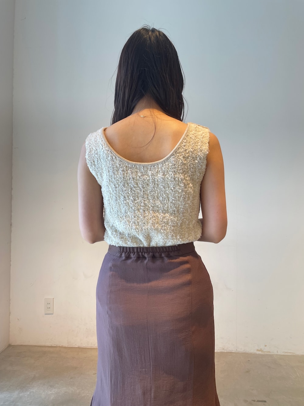 その他のサンダル、ホワイト系のニット/セーター、ブラウン系のスカートを着用したレディースの春コーディネートの7枚目の写真