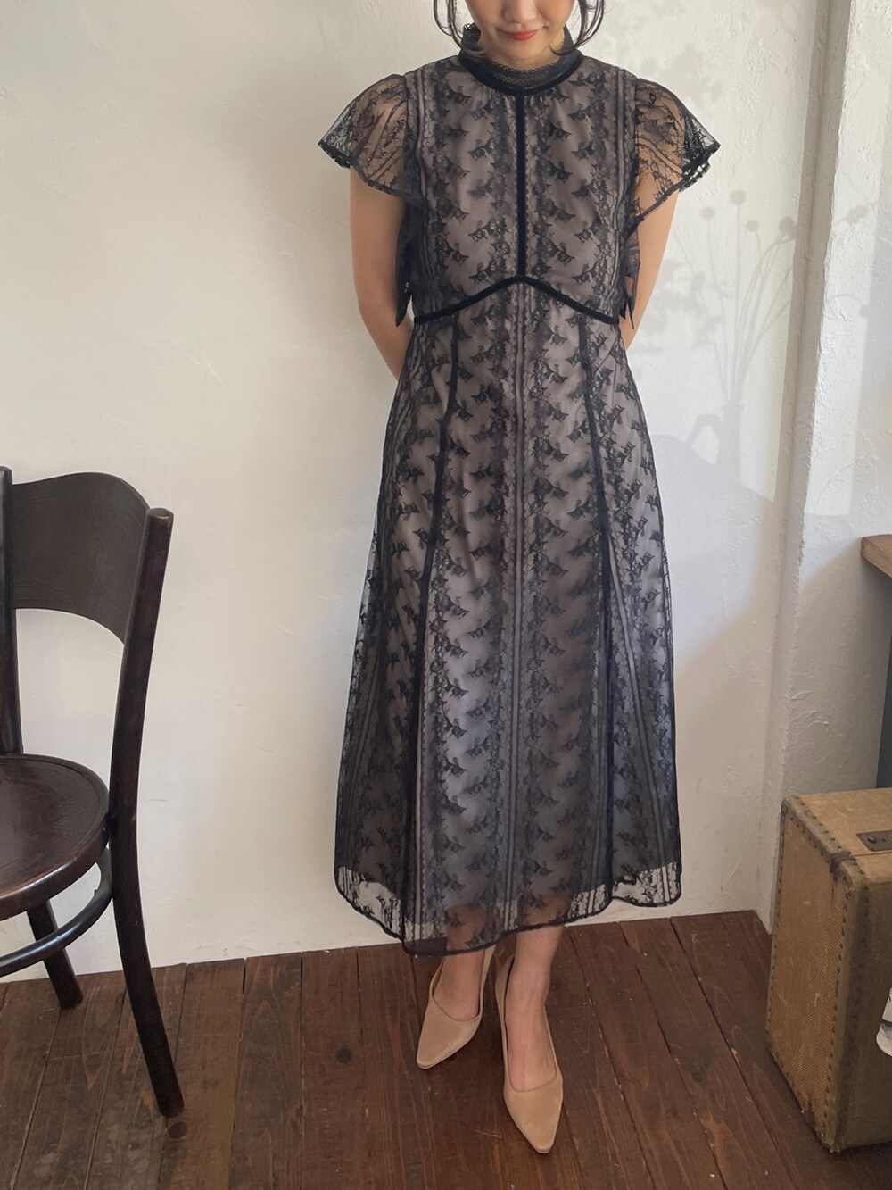 ゴールド系のパンプス、ブラック系のドレスを着用したレディースの夏コーディネートの8枚目の写真