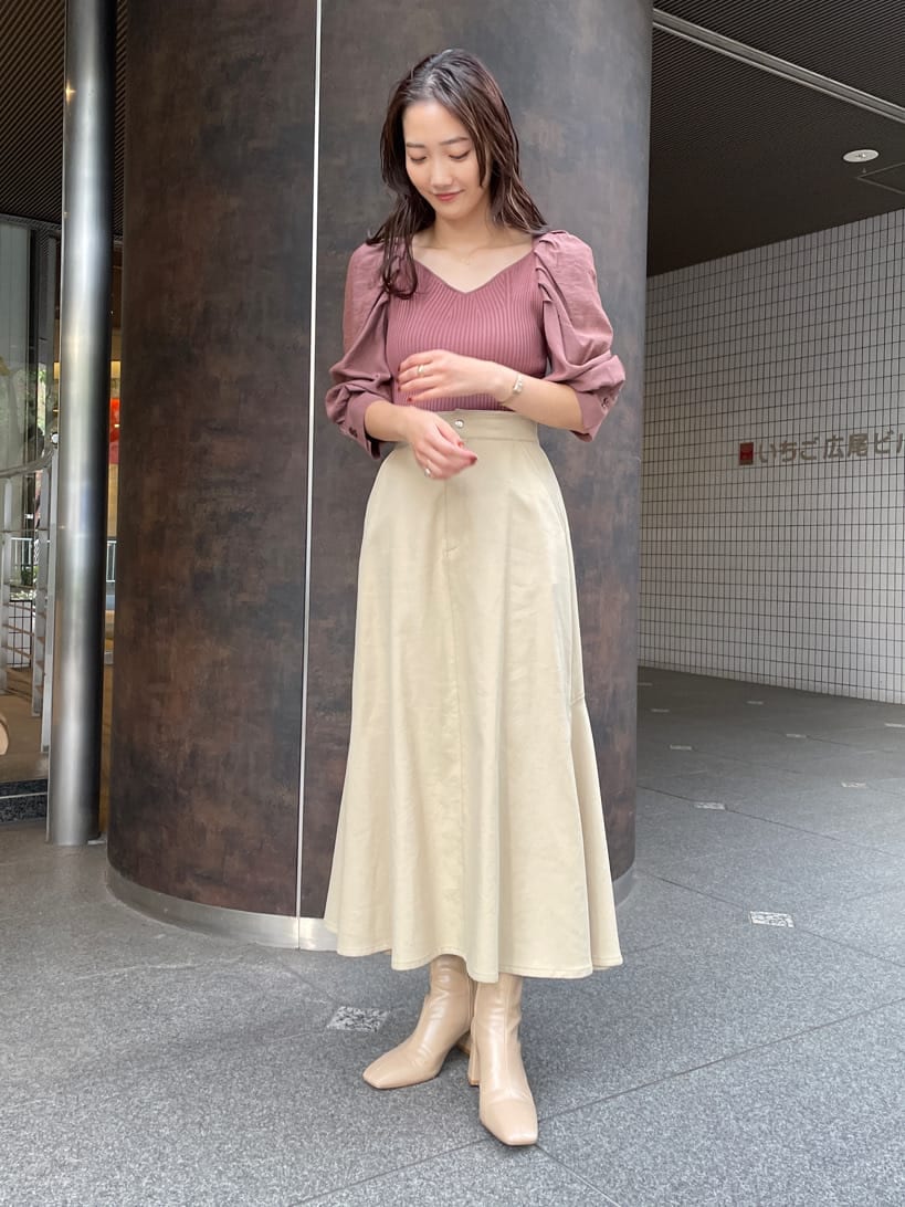 ベージュ系のスカート、ブラウン系のニット/セーター、ベージュ系のスカートを着用したレディースの秋コーディネートの3枚目の写真