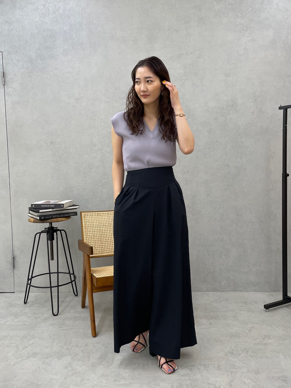 ブラック系のサンダル、ブルー系のニット/セーター、ブラック系のその他パンツを着用したレディースの春コーディネートの3枚目の写真