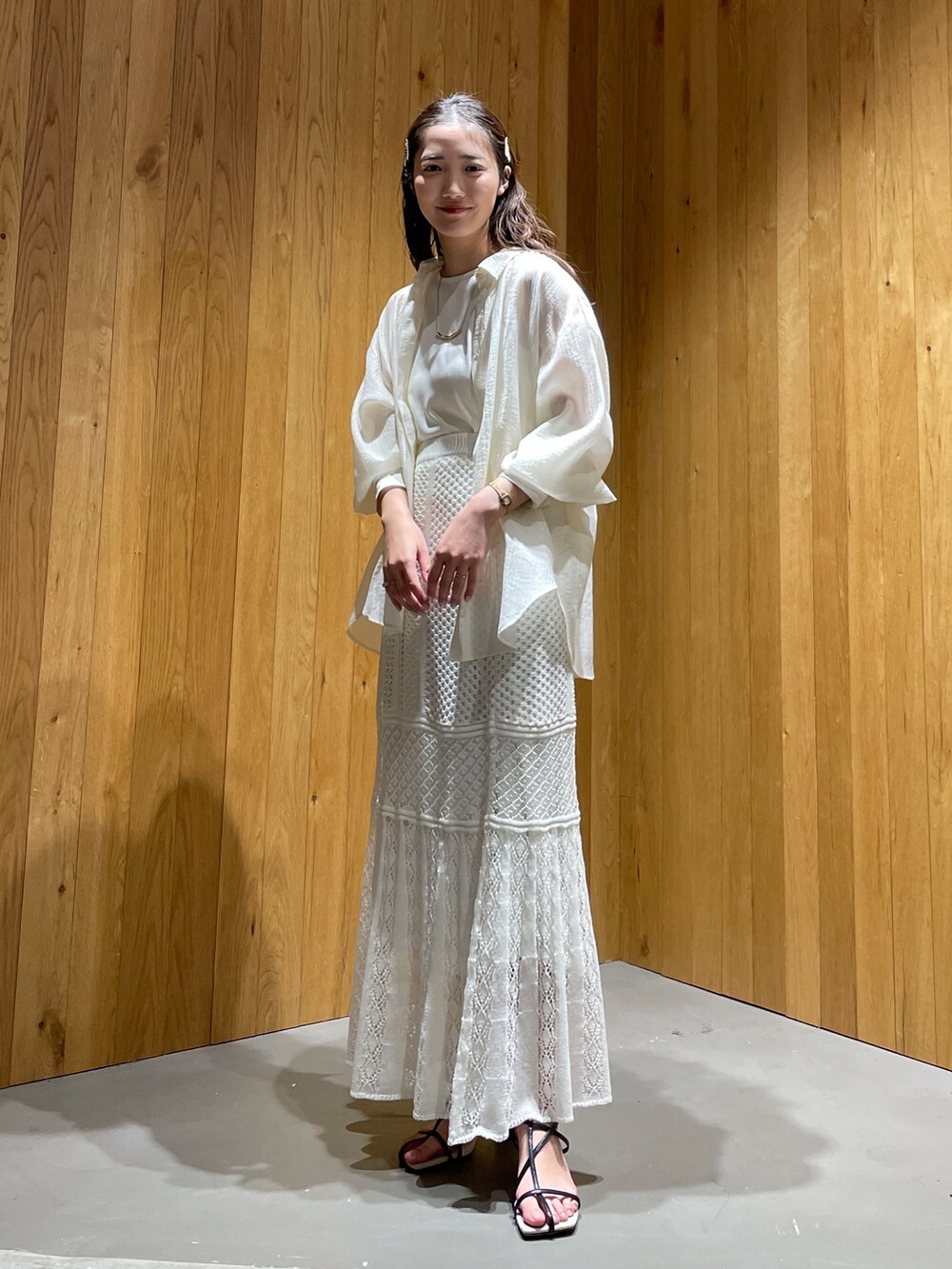 ホワイト系のTシャツ/カットソー、ホワイト系のシャツ/ブラウス、ブラック系のサンダルを着用したレディースの春コーディネートの3枚目の写真