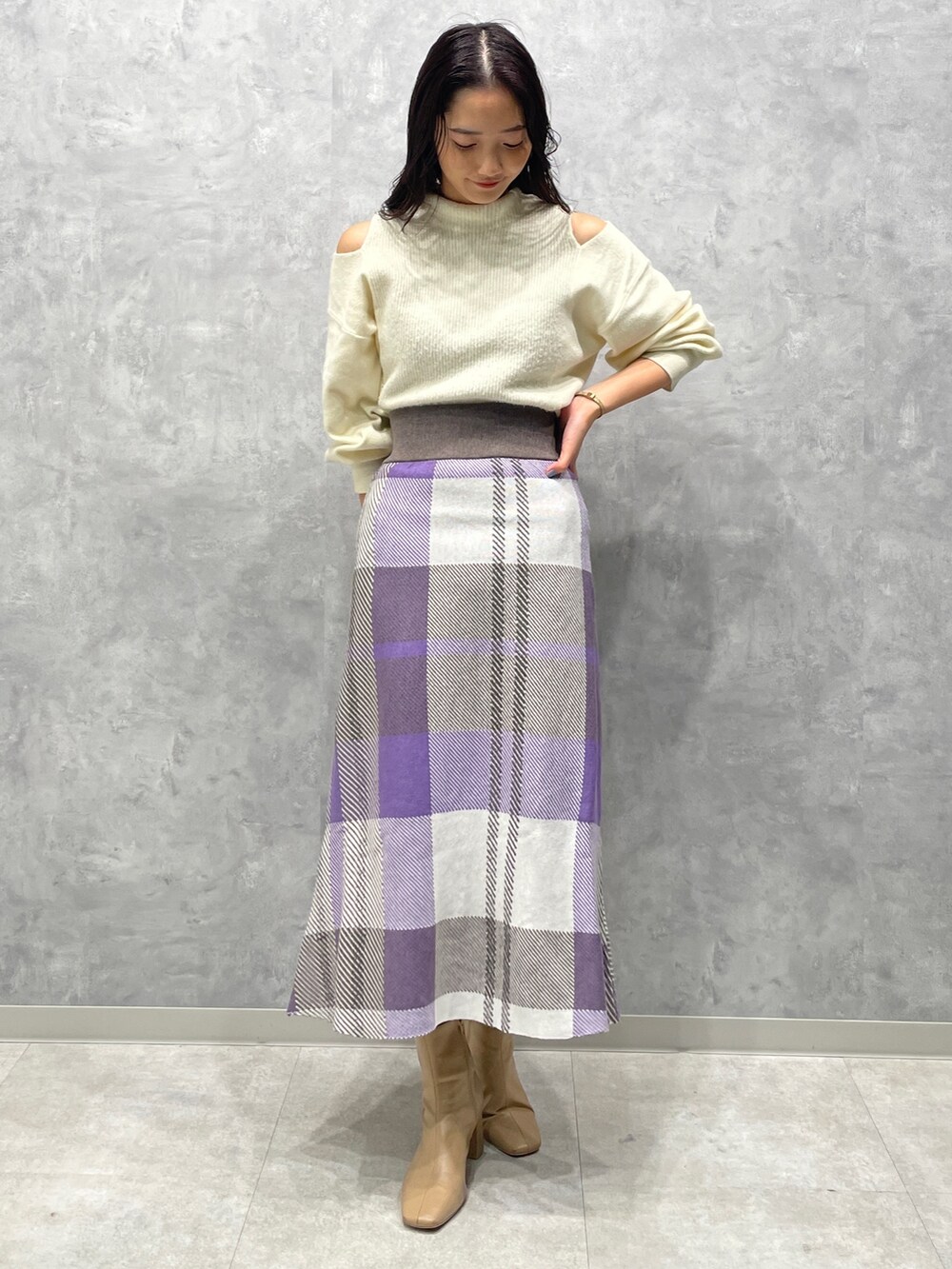ベージュ系のブーツ、ホワイト系のニット/セーター、パープル系のスカートを着用したレディースの冬コーディネートの4枚目の写真