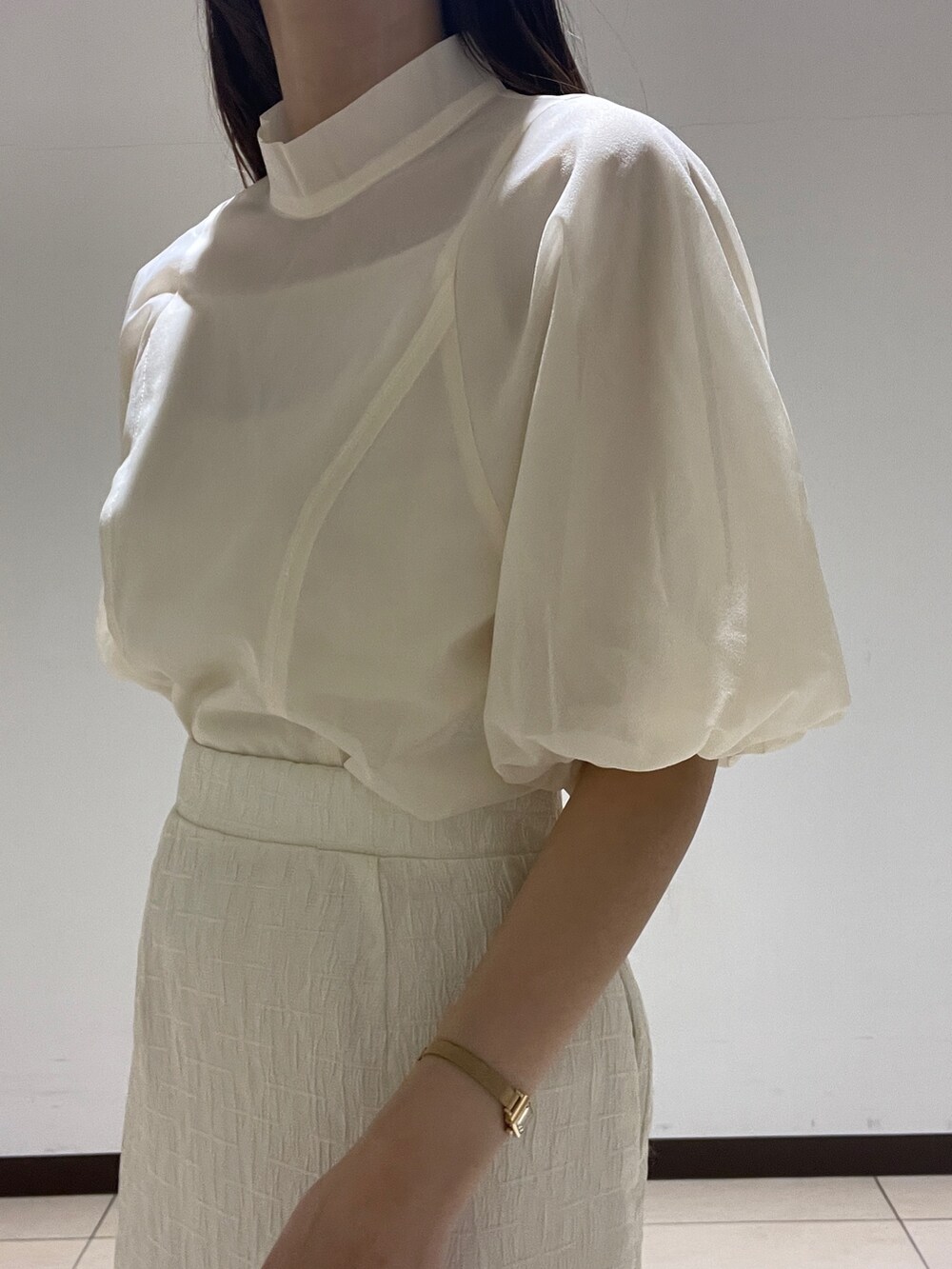 ホワイト系のシャツ/ブラウス、ホワイト系のスカート、ブラック系のサンダルを着用したレディースの春コーディネートの7枚目の写真