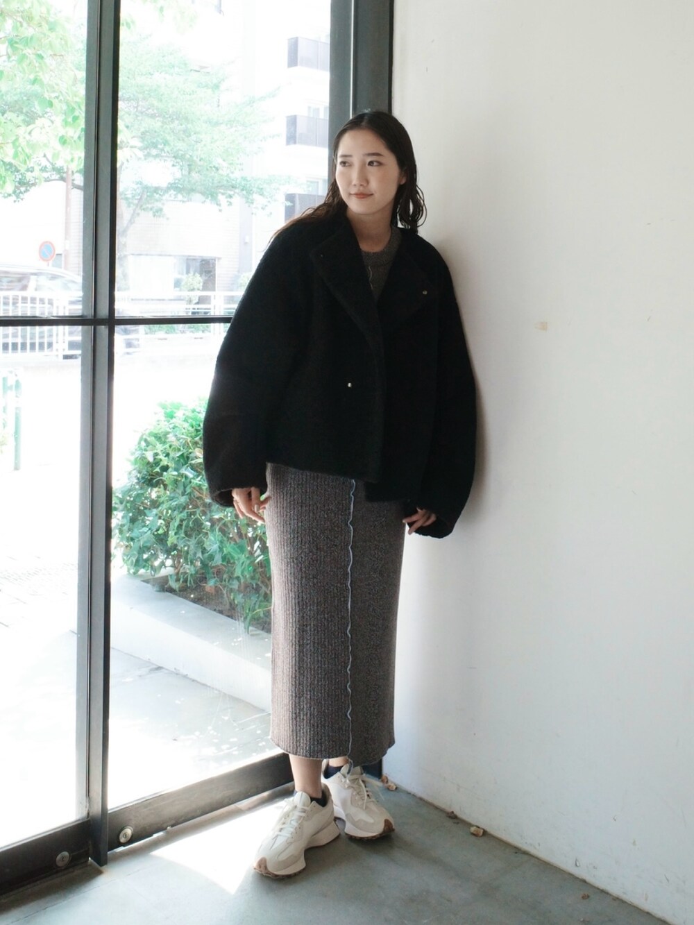 ブラック系のブルゾン、ブラウン系のワンピースを着用したレディースの夏コーディネートの2枚目の写真