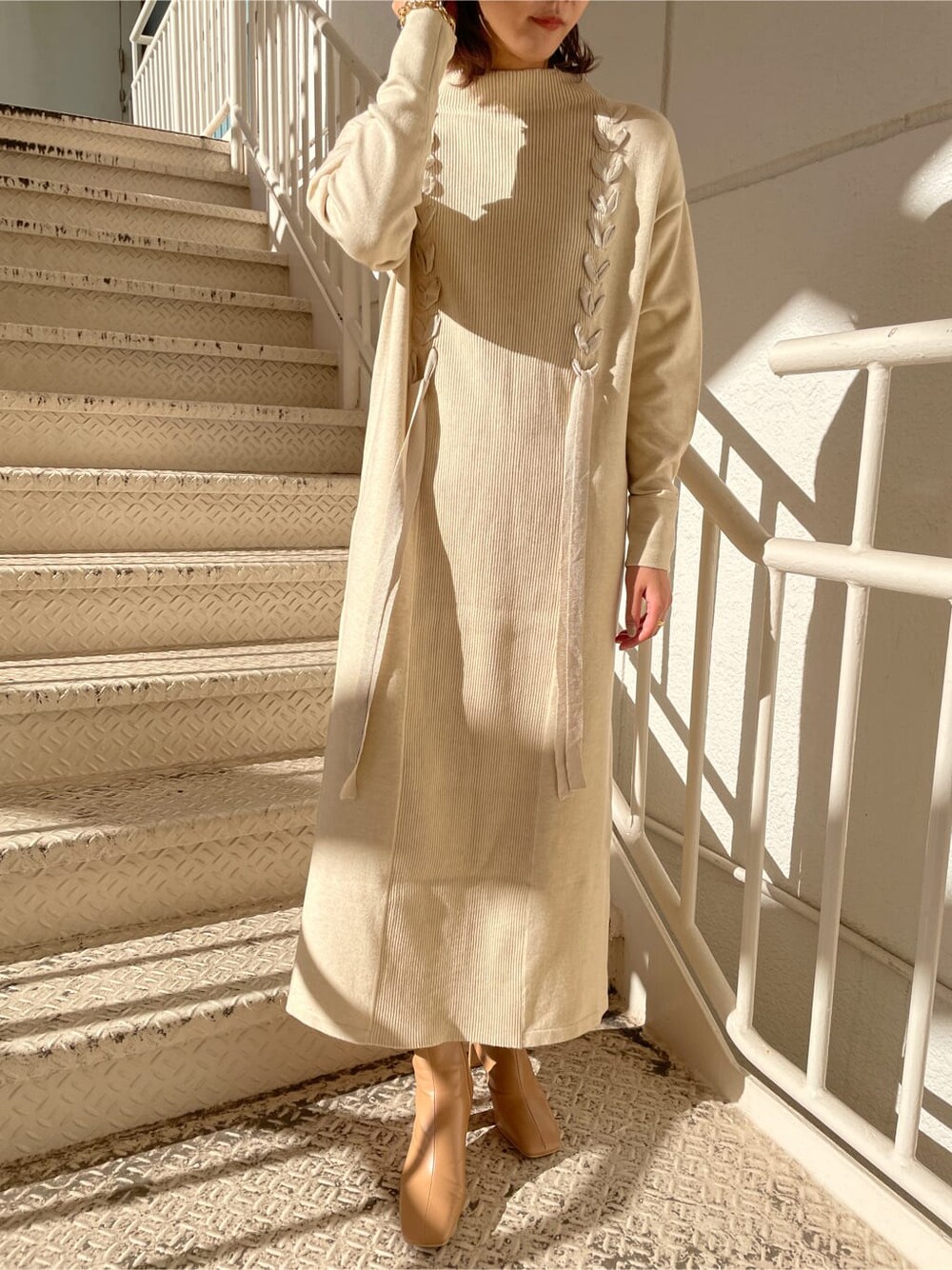 ベージュ系のその他シューズ、ホワイト系のワンピースを着用したレディースの冬コーディネートの5枚目の写真