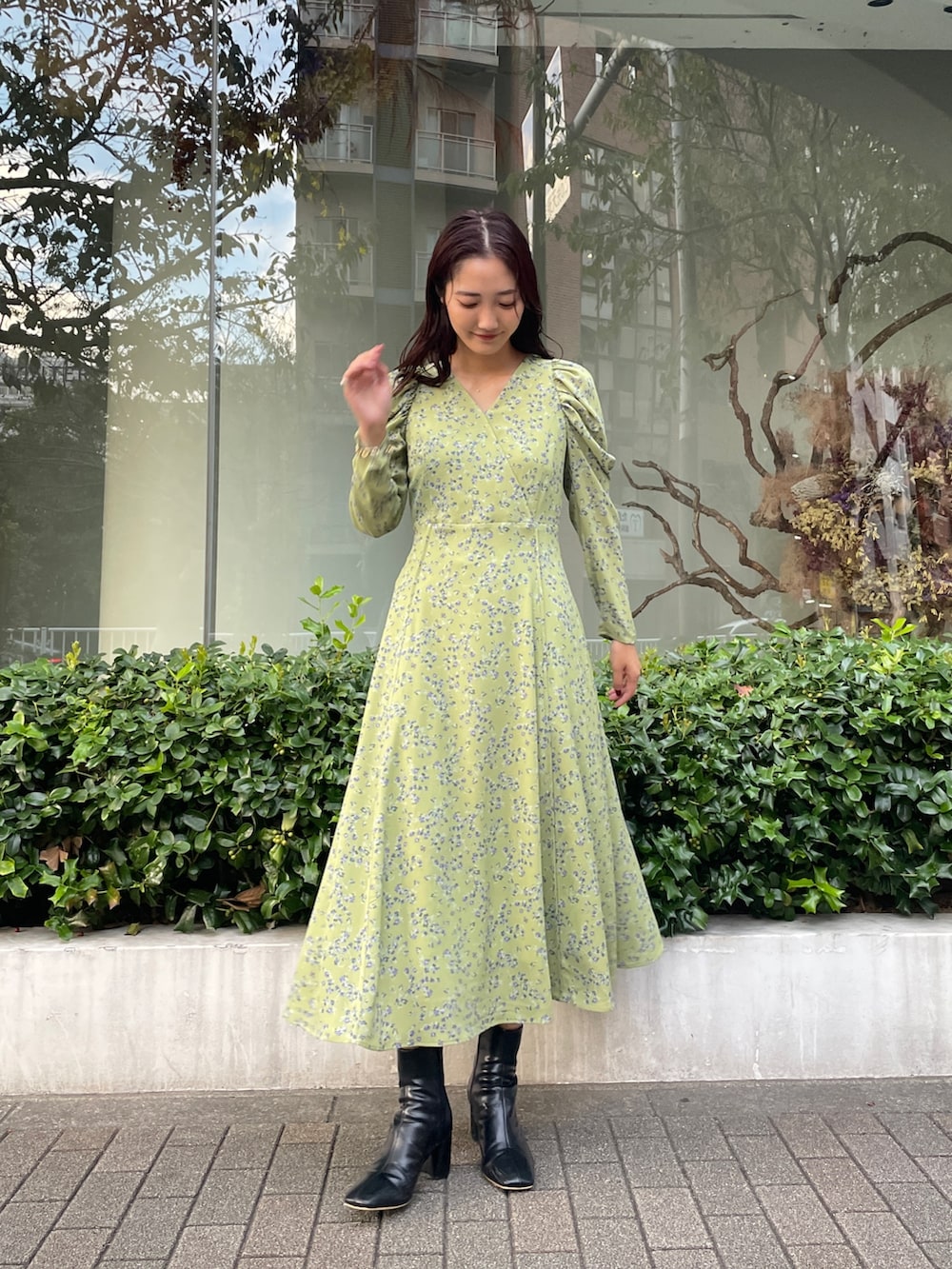 ブラック系のブーツ、グリーン系のワンピースを着用したレディースの秋コーディネートの4枚目の写真