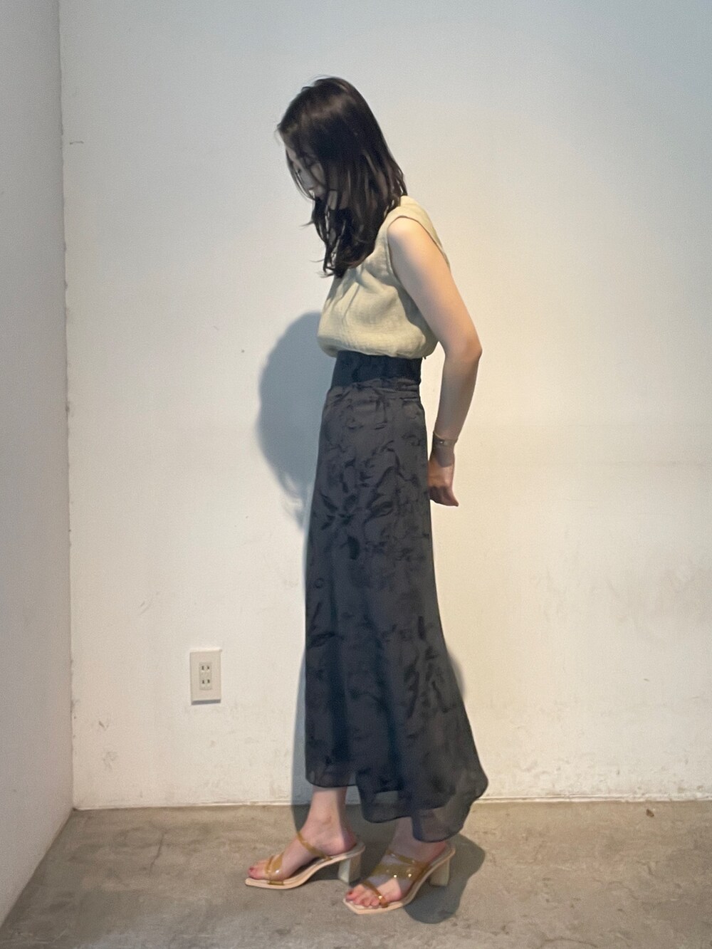 グレー系のスカート、イエロー系のサンダル、ブルー系のテーラードジャケットを着用したレディースの夏コーディネートの7枚目の写真