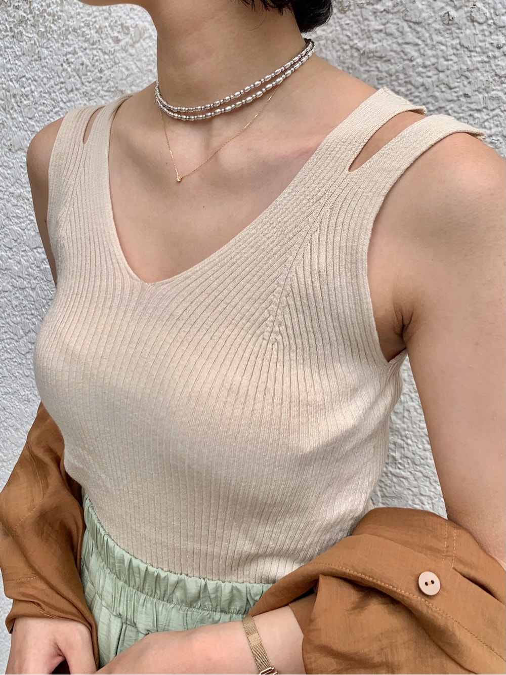 ブラウン系のシャツ/ブラウス、グリーン系のその他パンツ、その他のその他シューズを着用したレディースの夏コーディネートの8枚目の写真