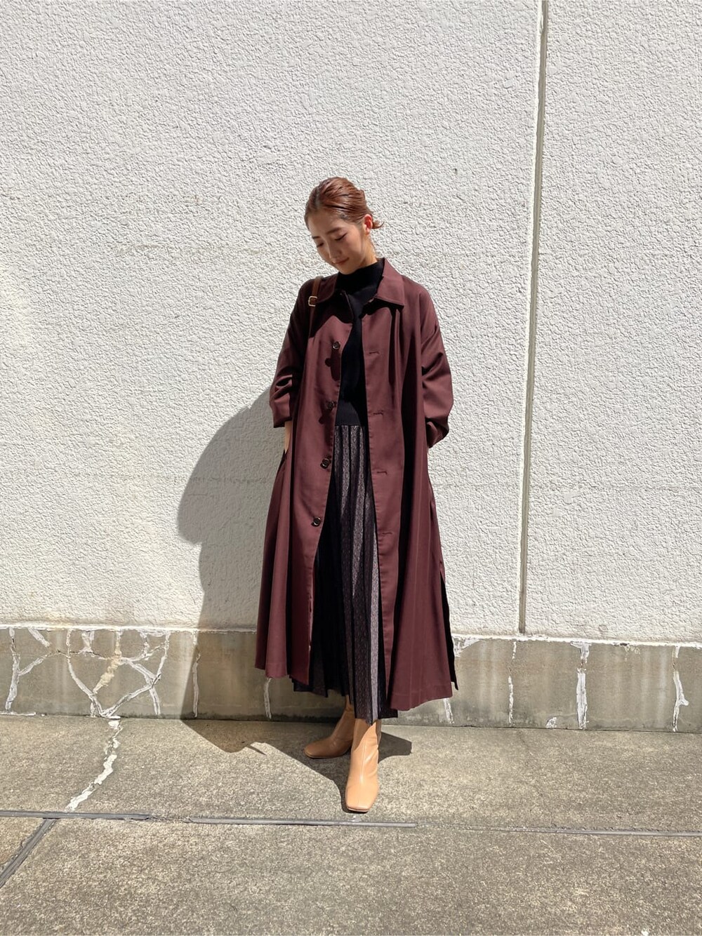 ベージュ系のその他シューズ、レッド系のその他アウター、ブラック系のワンピースを着用したレディースの秋コーディネートの9枚目の写真