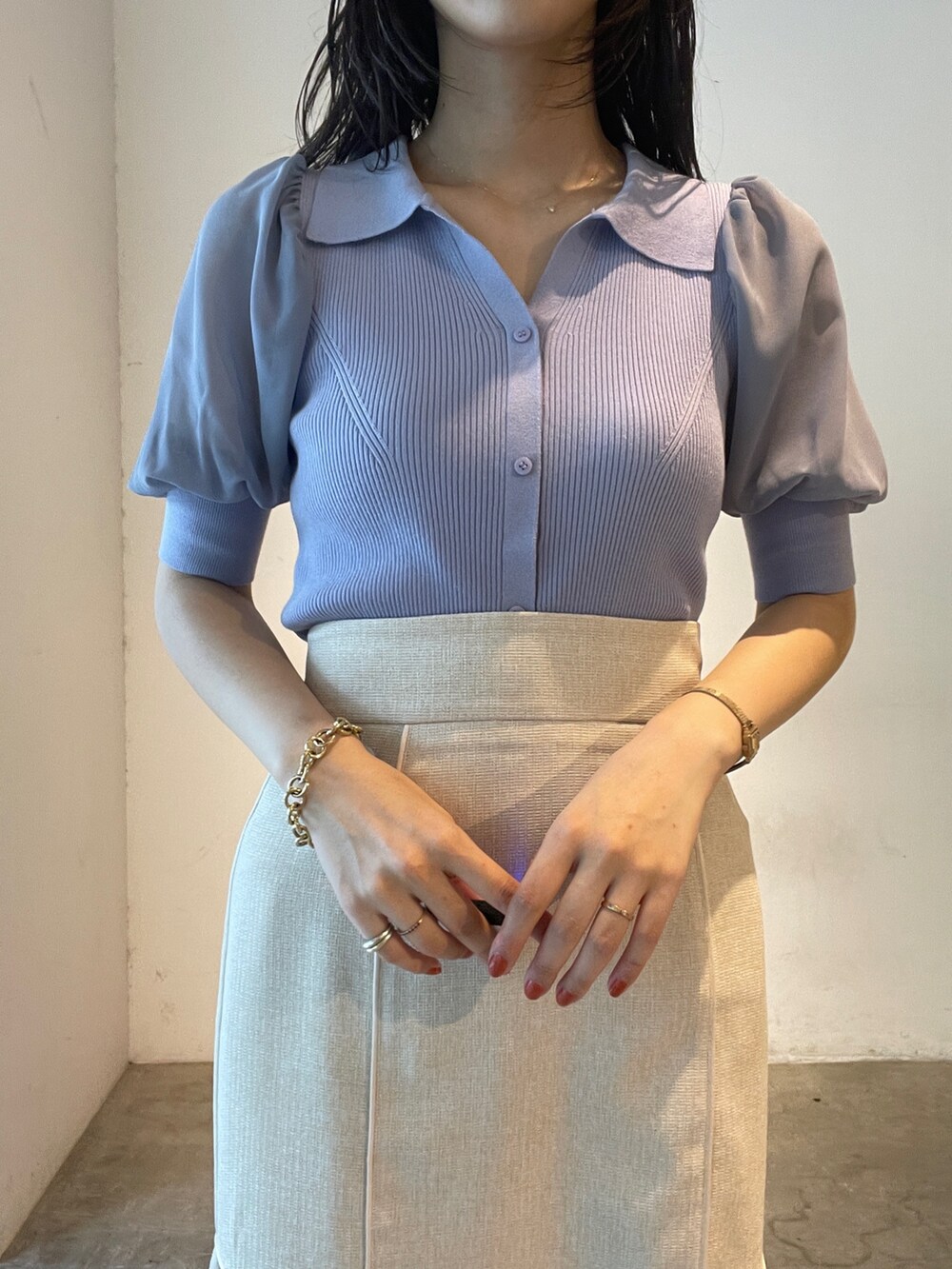 パープル系のニット/セーター、ベージュ系のサンダル、ホワイト系のスカートを着用したレディースの夏コーディネートの6枚目の写真