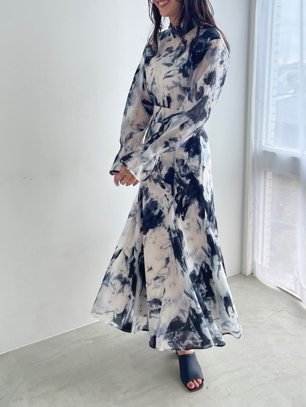 グリーン系のシャツ/ブラウス、ブルー系のスカート、ブルー系のサンダルを着用したレディースの夏コーディネートの3枚目の写真