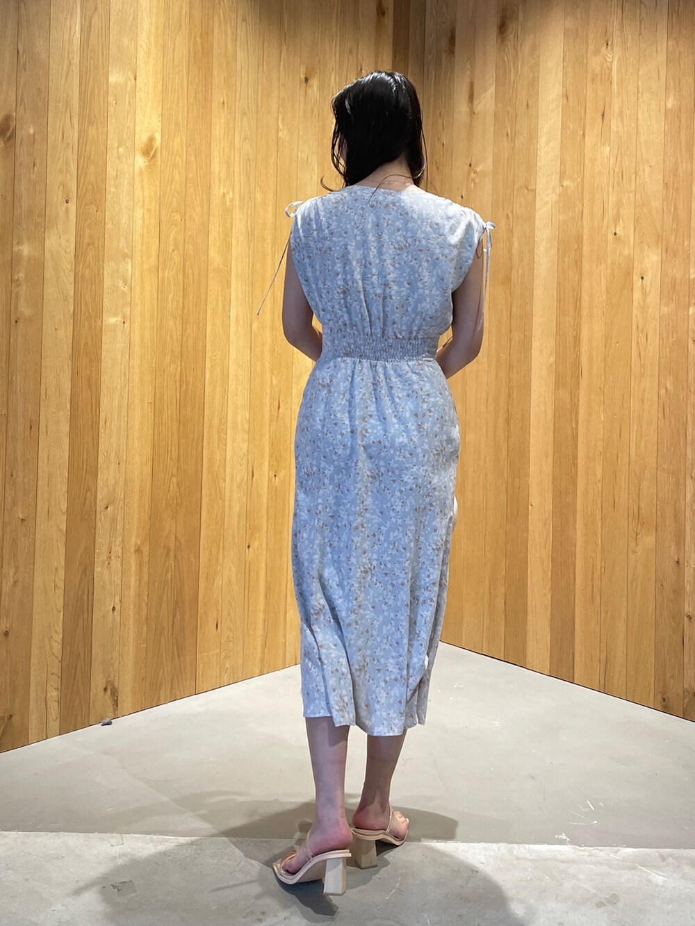 その他のサンダル、ホワイト系のカーディガン/ボレロ、ホワイト系のハンドバッグを着用したレディースの春コーディネートの7枚目の写真