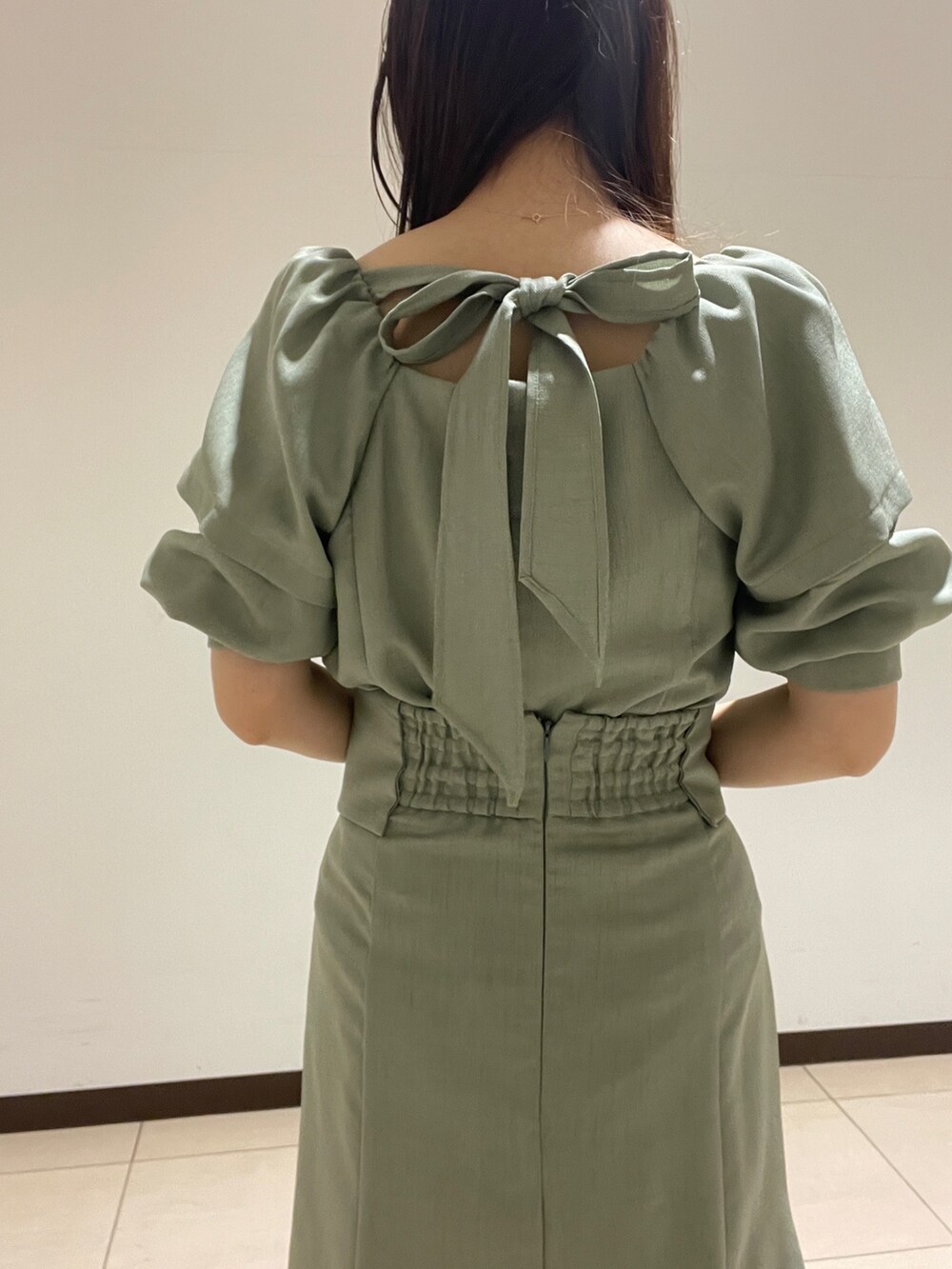 グリーン系のスカート、グリーン系のシャツ/ブラウスを着用したレディースの春コーディネートの8枚目の写真