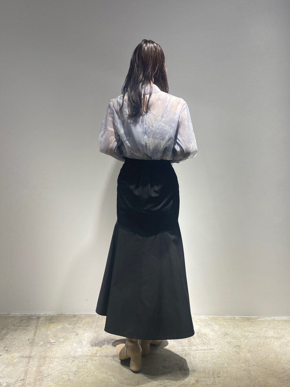 ブラック系のスカート、ベージュ系のブーツ、パープル系のシャツ/ブラウスを着用したレディースの夏コーディネートの5枚目の写真