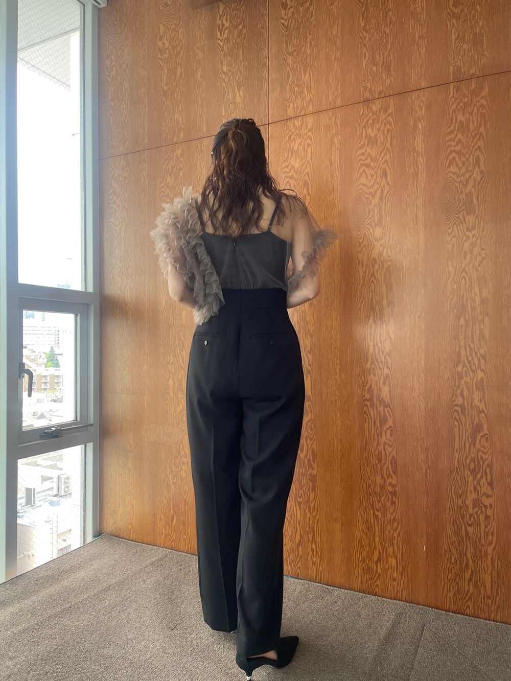 ブラック系のパンプス、その他のパンツドレスを着用したレディースの春コーディネートの5枚目の写真