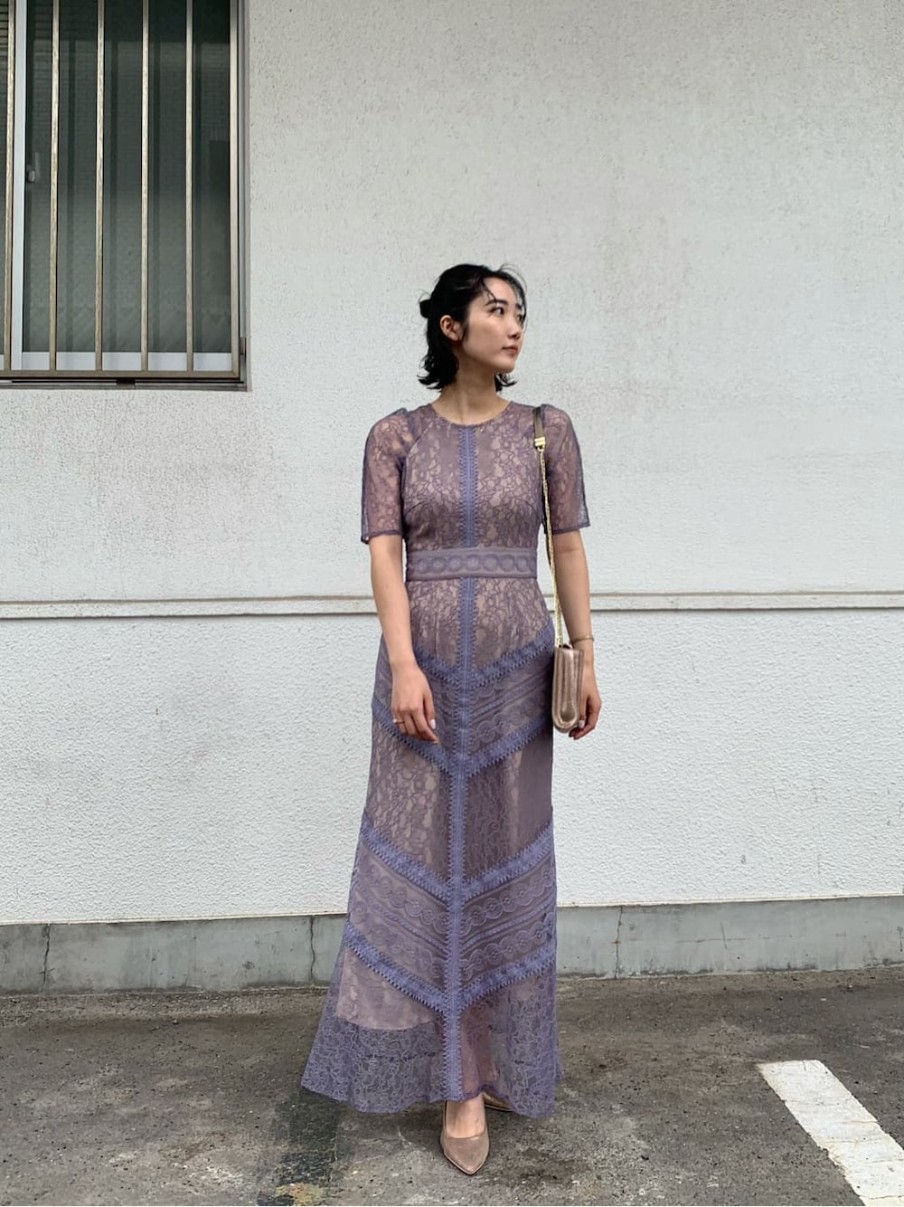 ゴールド系のハンドバッグ、パープル系のドレスを着用したレディースの夏コーディネートの2枚目の写真