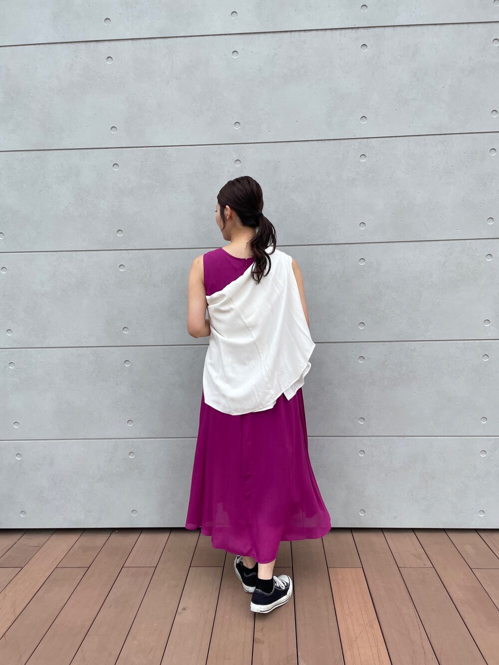 パープル系のワンピース、ホワイト系のシャツ/ブラウスを着用したレディースの夏コーディネートの5枚目の写真