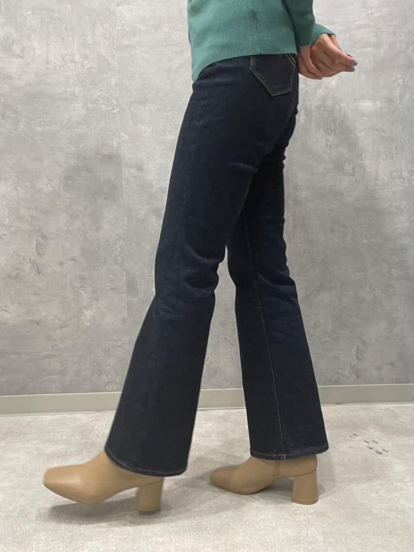 ベージュ系のブーツ、ブルー系のデニムパンツ、グリーン系のニット/セーターを着用したレディースの夏コーディネートの9枚目の写真