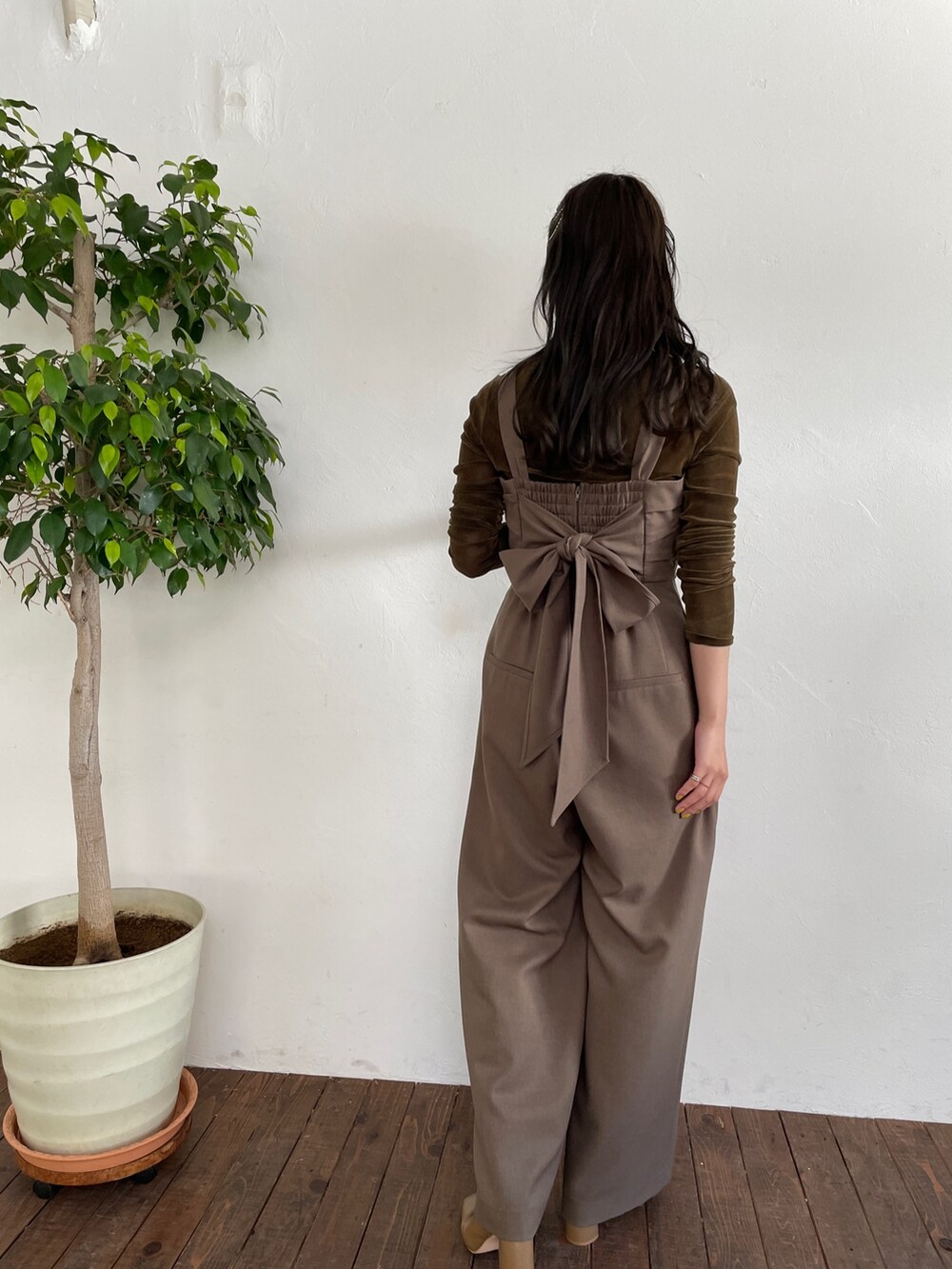 ブラウン系のつなぎ/オールインワン、ブラウン系のTシャツ/カットソー、ベージュ系のブーツを着用したレディースの夏コーディネートの5枚目の写真