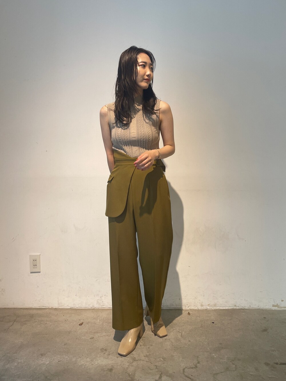 ベージュ系のニット/セーター、ベージュ系のブーツ、グリーン系のその他パンツを着用したレディースの夏コーディネートの2枚目の写真