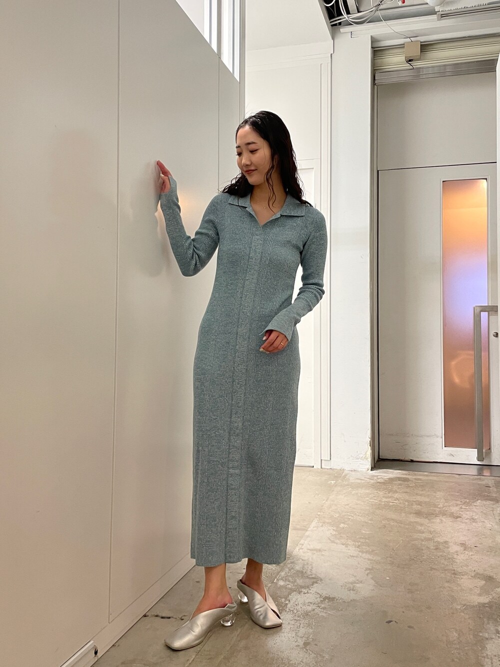 シルバー系のパンプス、ブルー系のワンピースを着用したレディースの冬コーディネートの4枚目の写真